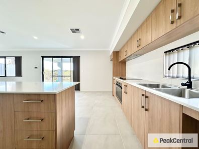 9 Fragrant Street, Hammond Park WA 6164
