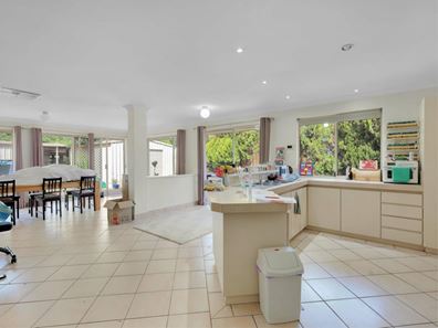 2 Derwent Crescent, Success WA 6164