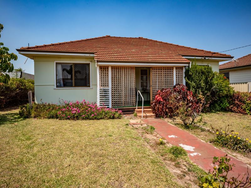 32 Whitfield Street, Beachlands WA 6530