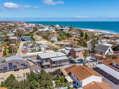 16B Valley Road, Halls Head WA 6210