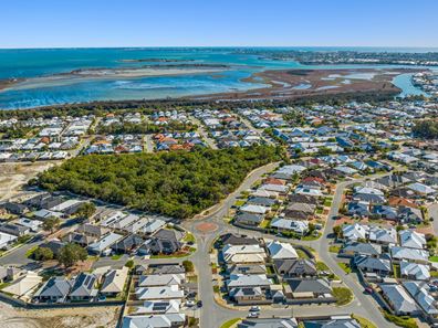 40 Sharperton Meander, Dudley Park WA 6210