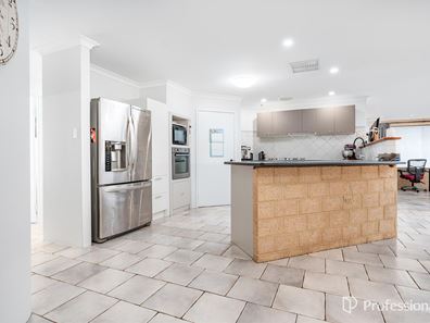 14 Tappak Street, Waggrakine WA 6530