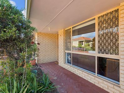 1/15 Summer Place, Thornlie WA 6108