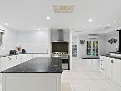 6 Yalgorup Drive, Bouvard WA 6211