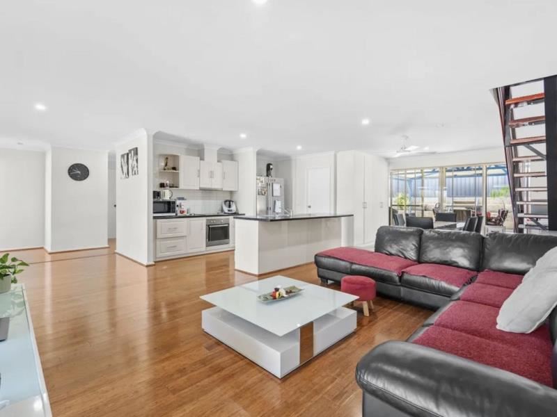 14 Christmas Avenue, Heathridge