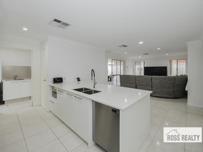 13 Hydra Way, Bennett Springs WA 6063