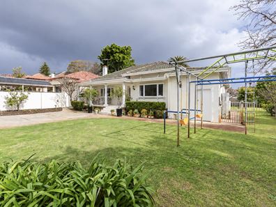 17 Thongsbridge Street, Menora WA 6050