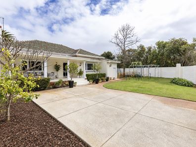 17 Thongsbridge Street, Menora WA 6050