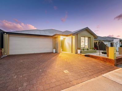 8 Claymore Place, Piara Waters WA 6112