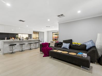 6 Shelduck Crescent, Bennett Springs WA 6063