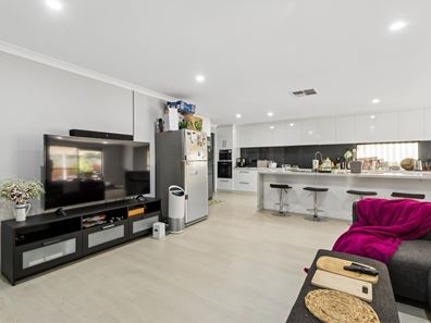 6 Shelduck Crescent, Bennett Springs WA 6063