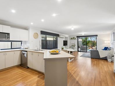 28 Lauderdale Ramble, Carramar WA 6031