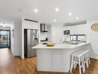28 Lauderdale Ramble, Carramar WA 6031