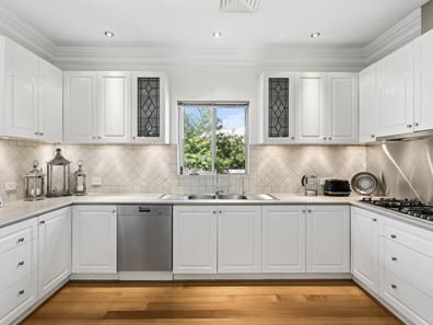 7 Mulloway Court, Sorrento WA 6020
