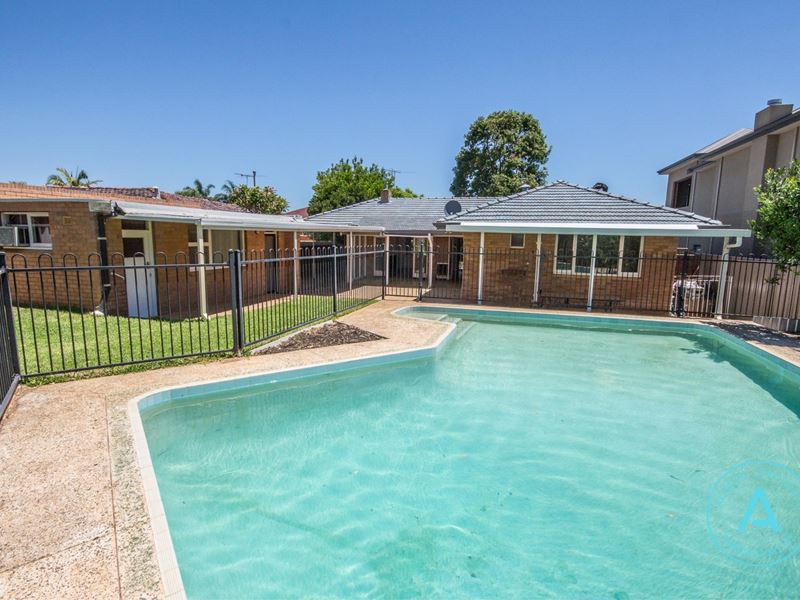 10 Success Crescent, Salter Point WA 6152