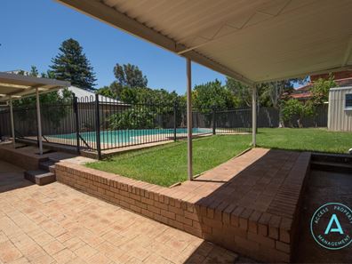 10 Success Crescent, Salter Point WA 6152