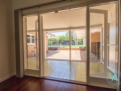 10 Success Crescent, Salter Point WA 6152