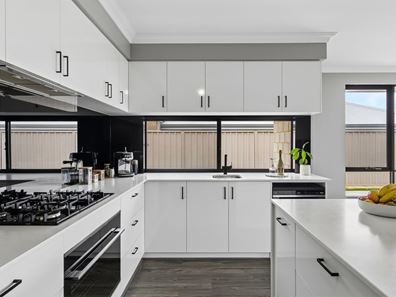 27 Halcyon Crescent, Aveley WA 6069