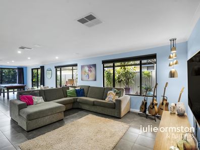 5 Clivia Heights, Sinagra WA 6065
