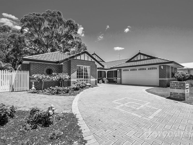 35 Grandmere Parade, Meadow Springs