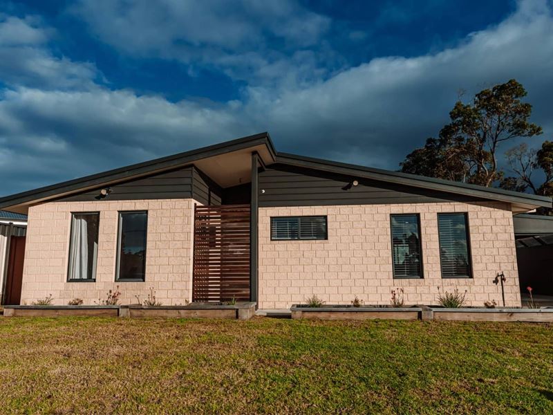 13 Boundary Street, Mckail