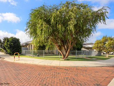 26 Middle Parkway, Canning Vale WA 6155