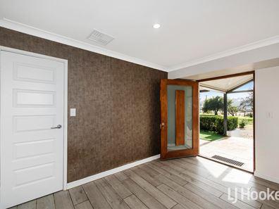 5 McNeill Road, Champion Lakes WA 6111