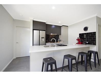 33 Emily Loop, Madeley WA 6065