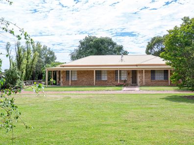 54 Hutchinson Road, Burekup WA 6227