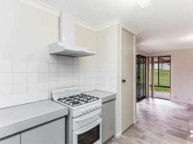15 Simmons Loop, Parmelia WA 6167