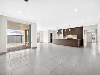 8 Medinah Street, Meadow Springs WA 6210