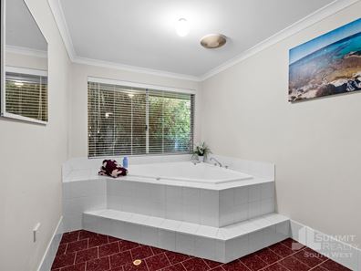 11 St Peters Green, College Grove WA 6230