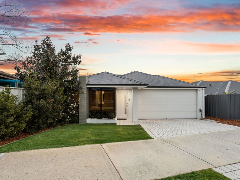 553 Rockingham Road, Lake Coogee WA 6166