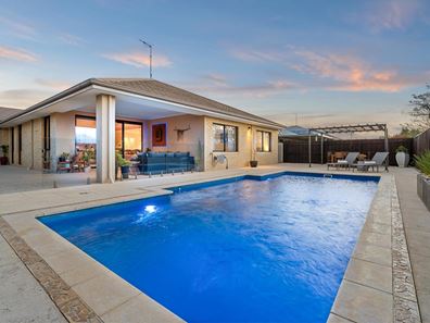 18 Waratah Circle, Halls Head WA 6210