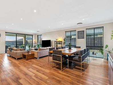 18 Waratah Circle, Halls Head WA 6210