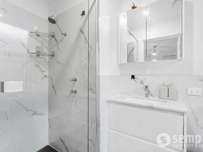 9b Gandossi Court, Success WA 6164