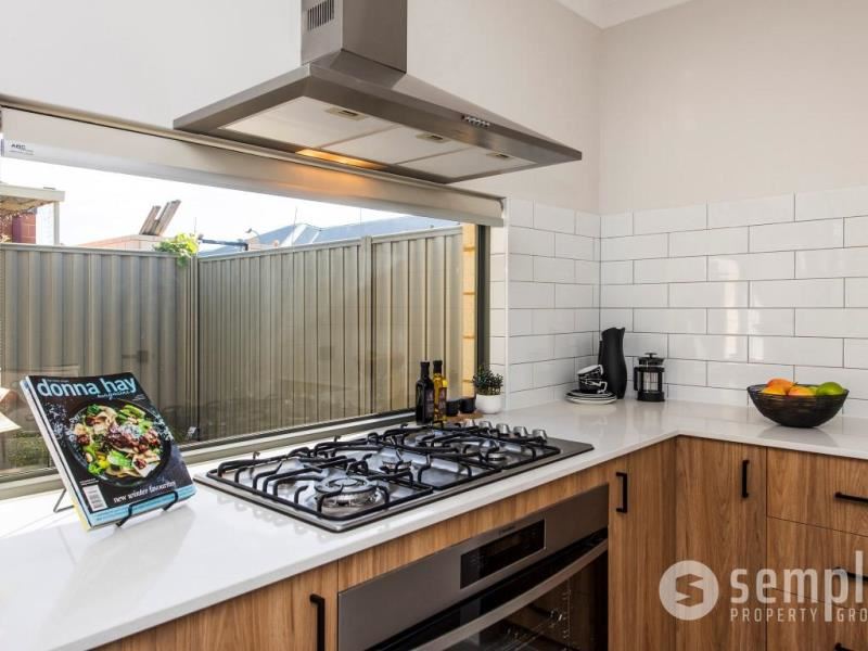 16 Golden Way, Piara Waters