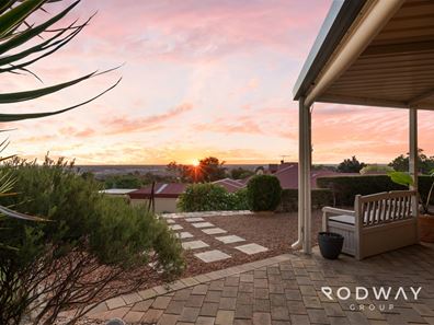 6 Treecrest Gdns, Mount Richon WA 6112