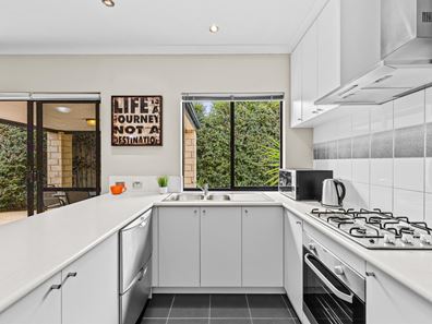 16 Hiscox Place, Redcliffe WA 6104