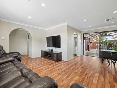 55 GLYNDEBOURNE AVENUE, Thornlie WA 6108
