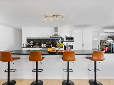 2 Seaforth Drive, Halls Head WA 6210