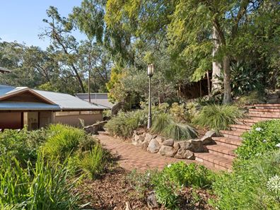 4 Dale Drive, Gooseberry Hill WA 6076