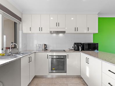 10/70 West Churchill Avenue, Lake Coogee WA 6166