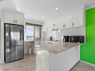 10/70 West Churchill Avenue, Lake Coogee WA 6166