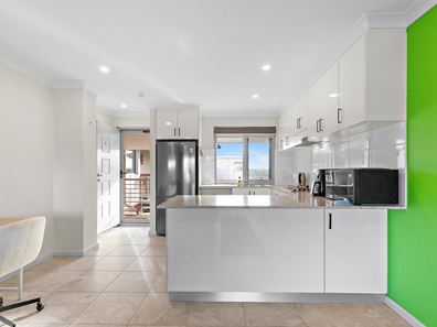 10/70 West Churchill Avenue, Lake Coogee WA 6166
