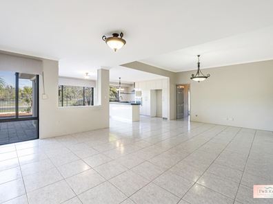 2 Hermitage Street, Dudley Park WA 6210