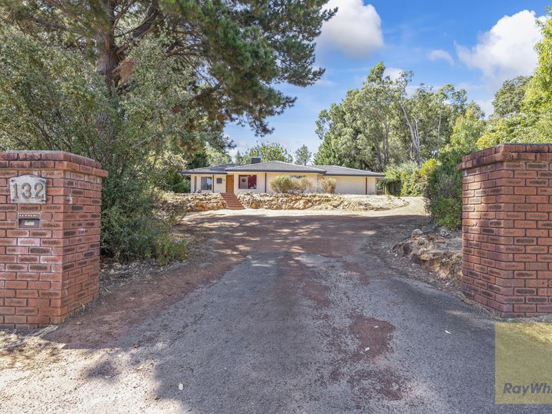 132 Lesmurdie Road, Lesmurdie WA 6076