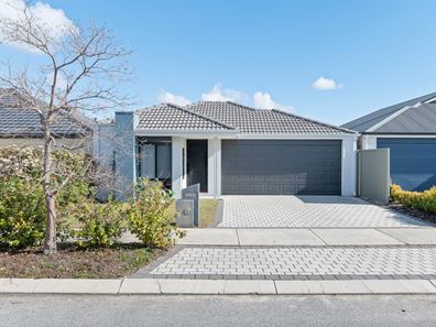 11 Sweetgum Way, Piara Waters WA 6112