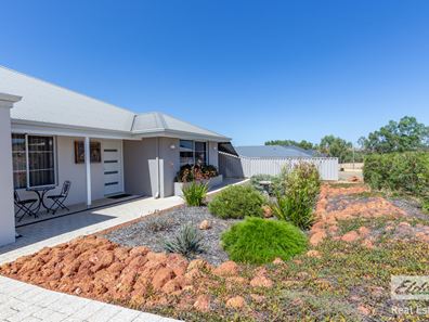 27 Golf  Crescent, Northam WA 6401