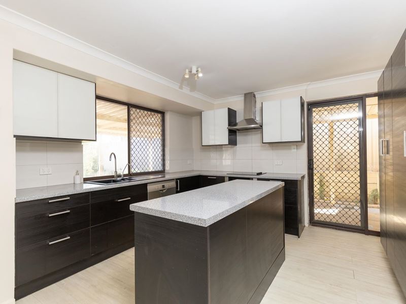 4 Cowlishaw Rise, Parmelia WA 6167